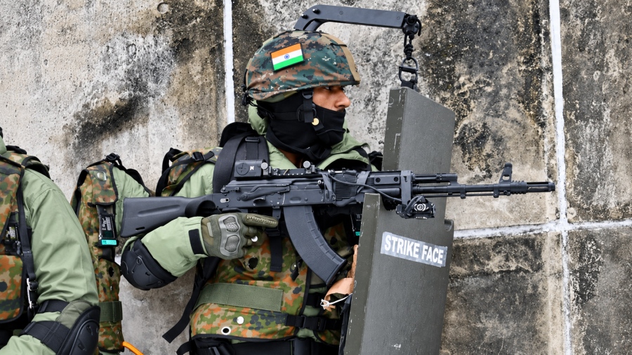 Έκπληξη από Kalashnikov: Η Ινδία αποκτά το AK-203 ως βασικό τυφέκιο εφόδου του Πεζικού