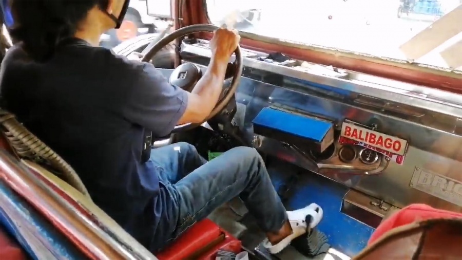 Απίστευτος οδηγός «καταργεί» τα αυτόματα κιβώτια