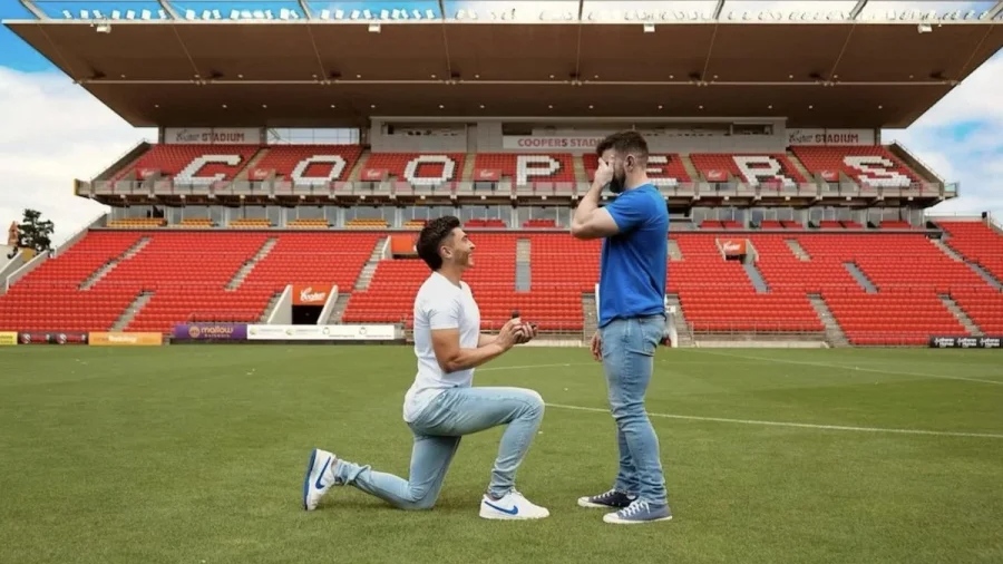 Πρόταση γάμου μέσα στο γήπεδο από τον πρώτο εν ενεργεία γκέι ποδοσφαιριστή
