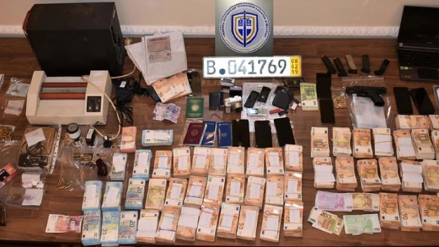 Κύκλωμα «ελληνοποιήσεων»: Η δράση, οι δεκάδες κατηγορούμενοι αστυνομικοί και τα 5.000.000 ευρώ λεία
