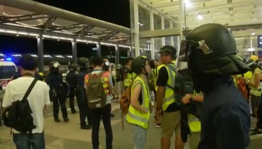 Επιχειρηση ανακατάληψης του αεροδορμίου του Χονγκ Κονγκ από την Αστυνομία