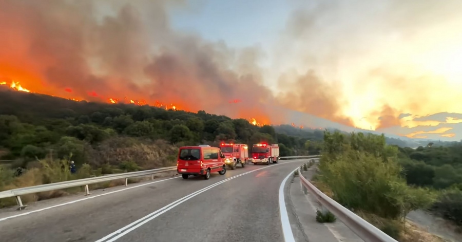 Σε ύφεση η φωτιά στον Πλατανίτη Ναυπάκτου, φόβοι για αναζωπυρώσεις - Ήχησε το 112 - Ακραίος κίνδυνος πυρκαγιάς για Αττική και άλλες 4 περιφέρειες