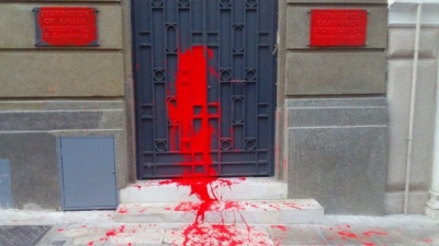 Επίθεση του «Ρουβίκωνα» στα γραφεία του ΣΕΒ στο Σύνταγμα με μπογιές - Δυο συλλήψεις