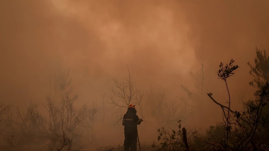 Εποχικός πυροσβέστης τραυματίστηκε σοβαρά στο πόδι σε δασική φωτιά στη Ζάκυνθο