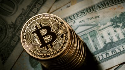 Ξεπέρασε και τα 9.000 δολάρια το Bitcoin, στα 150 δισ. η κεφαλαιοποίηση