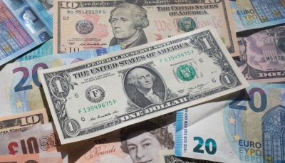 Σε χαμηλά ενός μήνα υποχώρησε το δολάριο - Κοντά στο -10% πλέον η ετήσια πτώση