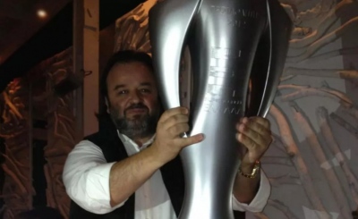 Αθλητικό ντοκουμέντο: Ο Ηλιόπουλος της ΑΕΚ πανηγύριζε πρωτάθλημα του Ολυμπιακού το 2012 αγκαλιά με το κύπελλο