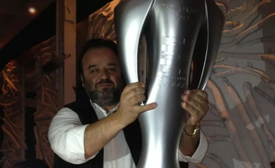 Αθλητικό ντοκουμέντο: Ο Ηλιόπουλος της ΑΕΚ πανηγύριζε πρωτάθλημα του Ολυμπιακού το 2012 αγκαλιά με το κύπελλο