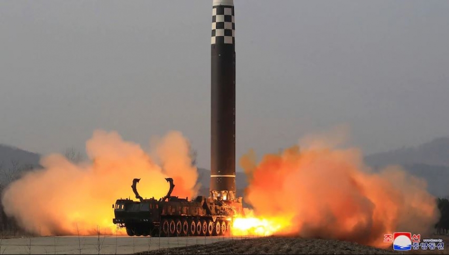 Εκτοξεύει πυραύλους η Β. Κορέα και προειδοποιεί τις ΗΠΑ: Τζογάρετε, θα χάσετε