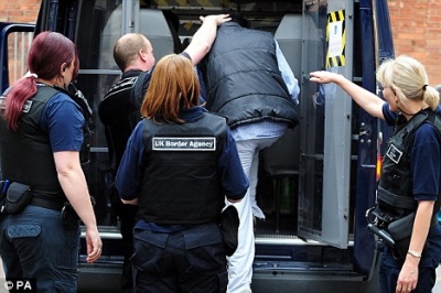 Σάλος στη Βρετανία: Θα απελαθούν άμεσα 700 οικογένειες Αλβανών, εμπόδια στη χορήγηση ασύλου