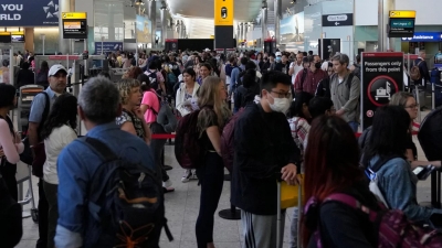Χάος στην Βρετανία: Απεργίες στα τρένα, ελλείψεις στα αεροδρόμια παραλύουν τη χώρα