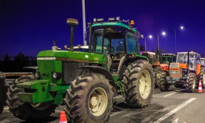 Αιφνιδιαστική κινητοποίηση αγροτών στα Τρίκαλα - Κλειστή η Εθνική Οδός