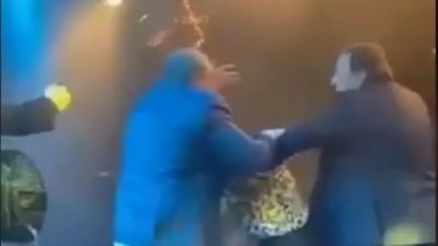 Επιτέθηκαν με σφαλιάρες στον τραγουδιστή Αντύπα πάνω στην πίστα (βίντεο)