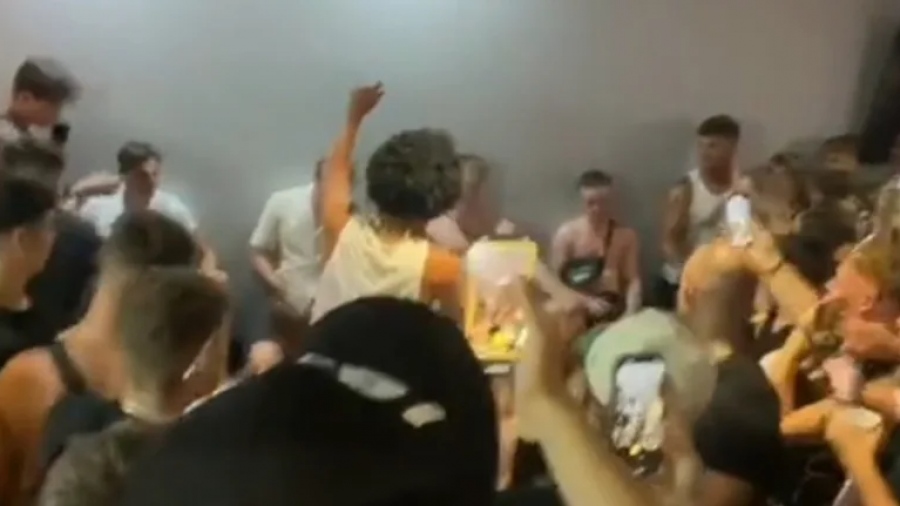 «Ήταν διαγωνισμός γλειψίματος... σοκολάτας και όχι στοματικού έρωτα», απαντά το κλάμπ της Ζακύνθου μετά τον διεθνή σάλο