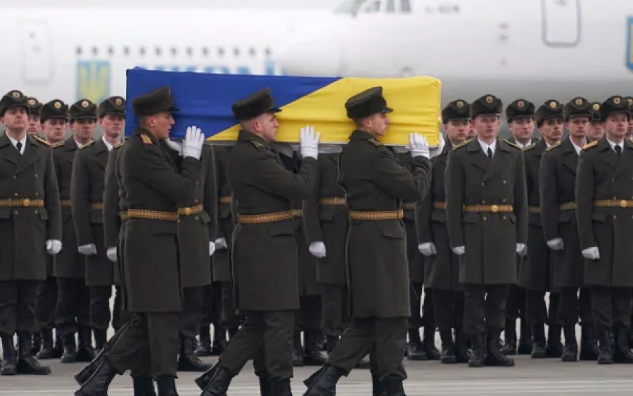 Ουκρανία: Στο Κίεβο οι σοροί των 11 Ουκρανών που έχασαν τη ζωή τους στη συντριβή του Boeing