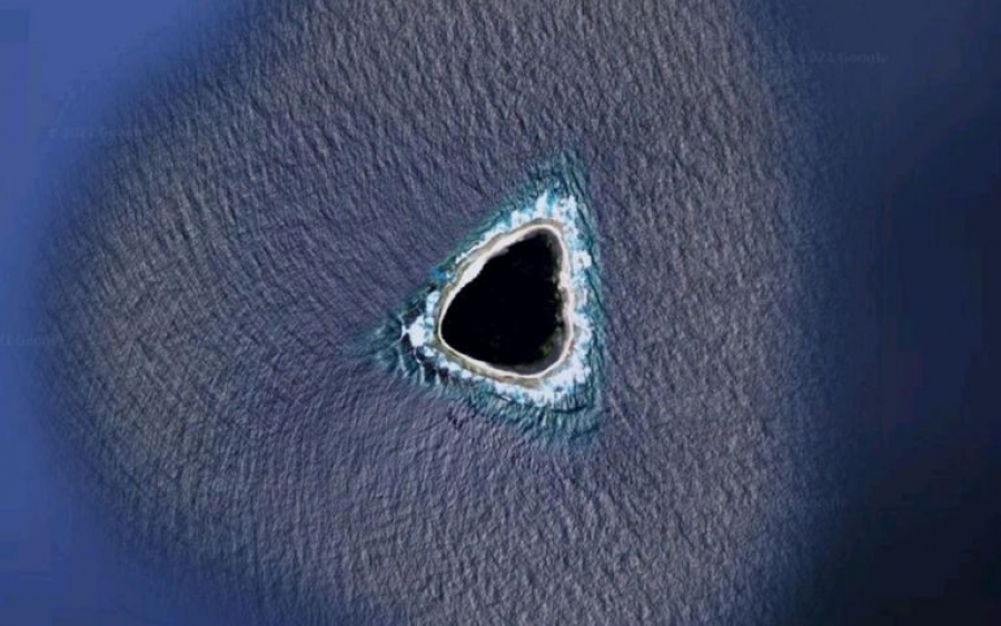 Μυστήριο του Google Maps: Η μαύρη τρύπα στη μέση του ωκεανού - Η θεωρία συνωμοσίας ότι η γη είναι κούφια!