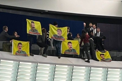 Συναγερμός στο Ευρωκοινοβούλιο: Εισβολή Κούρδων, οπαδών του Ocalan - Απειλούσαν να πέσουν στο κενό - Φυγάδευσαν την Metsola