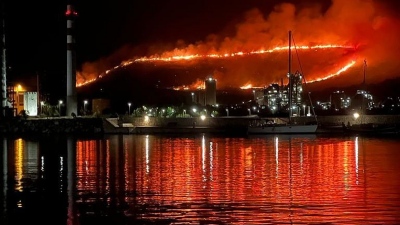 Ανεξέλεγκτη η φωτιά στο Αλιβέρι Ευβοίας, μεγάλη οικολογική καταστροφή – Νύχτα αγωνίας για τους κατοίκους
