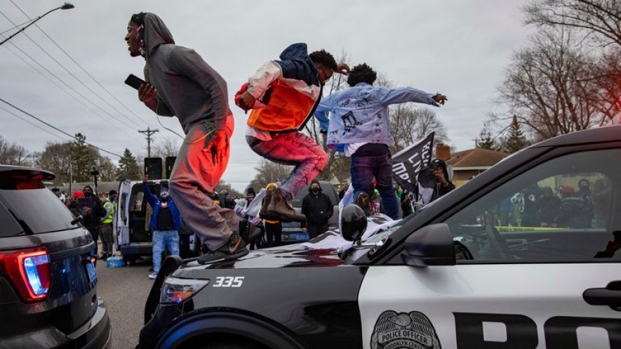 Παραιτήθηκαν αστυνομικοί μετά τη δολοφονία του νεαρού μαύρου στη Μινεάπολη