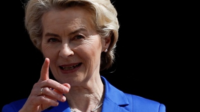 Ursula, ντυμένη με τη γούνα μιας πολικής αρκούδας, κατακτά την Αρκτική...
