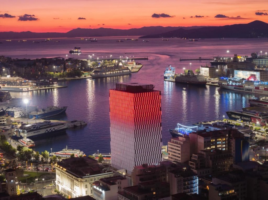 Ο Πύργος Πειραιά ολοκληρώνεται και φωταγωγείται