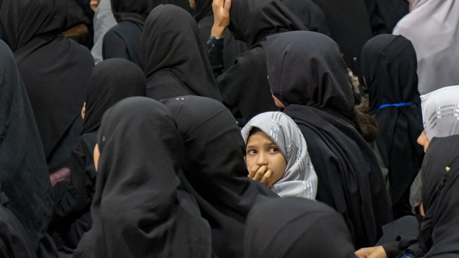 Η Αυστρία δείχνει το δρόμο απέναντι στον ισλαμισμό - Νέος νόμος απαγορεύει τη μαντήλα στα σχολεία