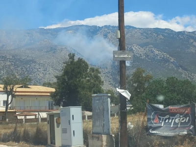 Μεγάλη φωτιά στο Λουτράκι - Συναγερμός στην Πυροσβεστική - Και εναέρια μέσα στην επιχείρηση