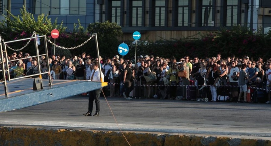 Πάνω από 40.000 επιβάτες αναχώρησαν από το λιμάνι του Πειραιά το Σάββατο (10/8)