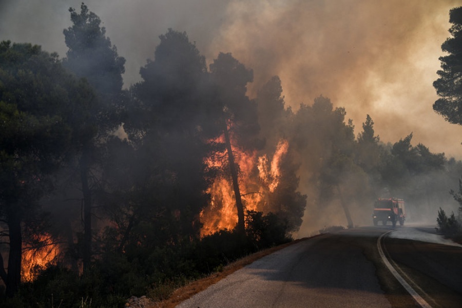 Ολονύχτια μάχη με τη φωτιά στην  Εύβοια, τρία  μέτωπα, 11,5 χλμ. η περίμετρος - Εκκενώθηκαν 4 χωριά - Αντιπυρική ζώνη έξω από τα Ψαχνά