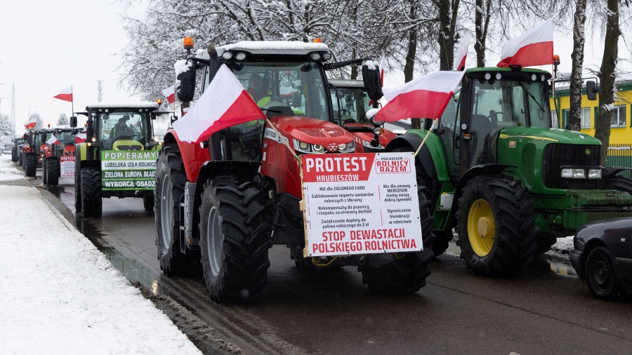 Πολωνοί αγρότες απέκλεισαν συνοριακά περάσματα με τη Γερμανία - Φθηνά ουκρανικά προϊόντα κατακλύζουν την ΕΕ