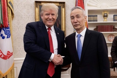 Διαψεύδει το Πεκίνο ότι οι αλλαγές στο κείμενο της συμφωνίας ευθύνονται για την ξαφνική απόφαση Trump για αύξηση των δασμών