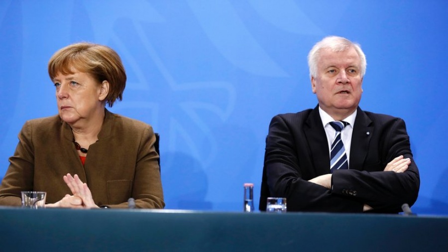 Σε κρίση η γερμανική κυβέρνηση λόγω μεταναστευτικού - Υπό παραίτηση ο Seehofer αλλά το CSU δεν θέλει ρήξη - Ενισχύεται το AfD