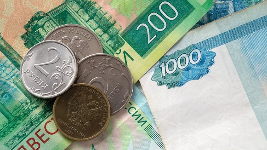 Αποδυναμώνεται το ρούβλι - Κάτω από το ψυχολογικό όριο του 100 έναντι του δολαρίου