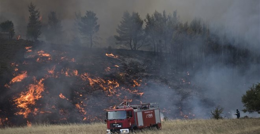 Ζάκυνθος: Υπό μερικό έλεγχο η πυρκαγιά στο Καλαμάκι