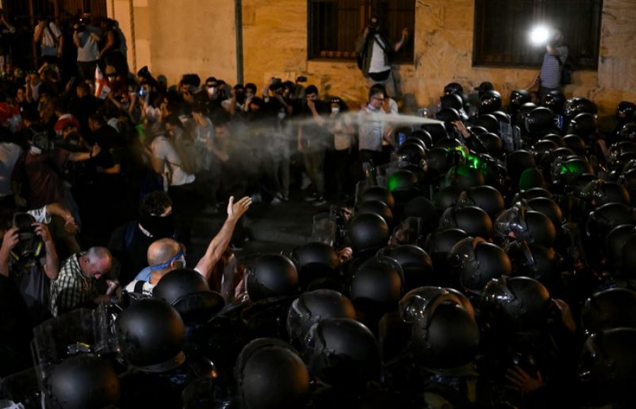 Χάος και πολιτική κρίση στη Γεωργία προκαλεί ο «ρωσικός» νόμος - Άγρια καταστολή, αλλά και δυτική παρέμβαση