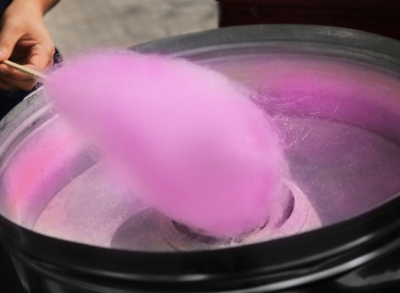 Αρχίζουν να απαγορεύουν το «μαλλί της γριάς» – Ύποπτη για καρκίνο η ουσία που δίνει το ροζ χρώμα