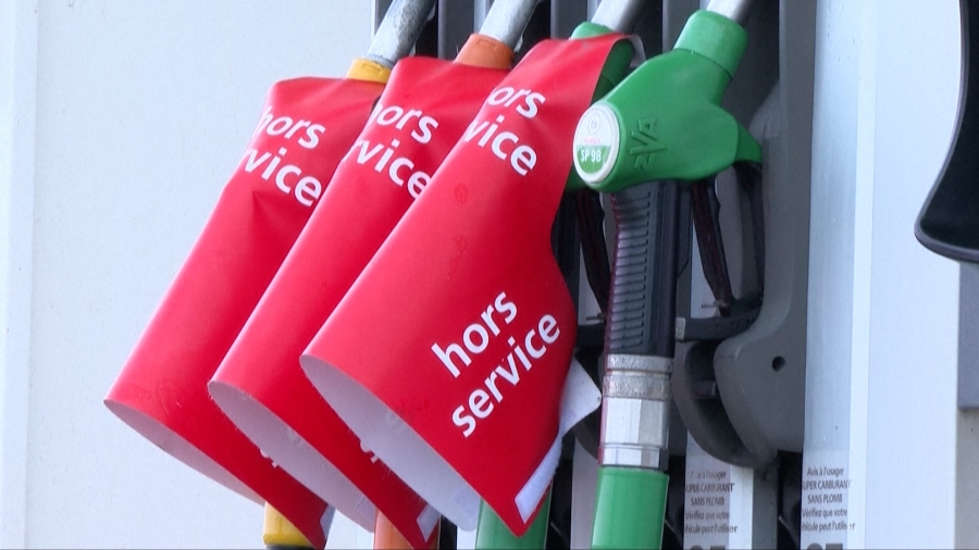 Béchu (Γαλλία): Δεν υπάρχουν σχέδια για επιβολή δελτίου στα καύσιμα, μεσούσης της απεργία στα διυλιστήρια