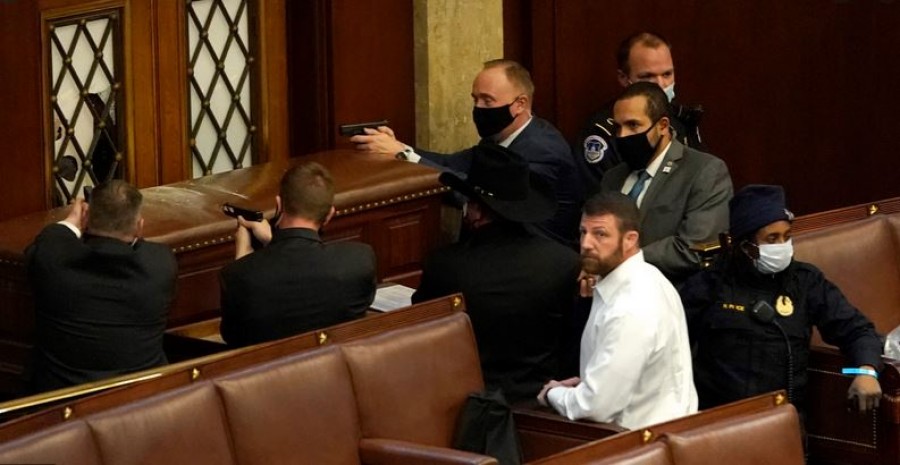 Παγκόσμιο σοκ από την εισβολή διαδηλωτών στο Καπιτώλιο των ΗΠΑ, 4 νεκροί - Την άμεση αποπομπή Trump ζητούν οι Δημοκρατικοί - Καταρρέει η κυβέρνηση