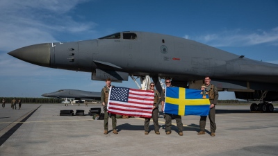 Παγκόσμια πρώτη: Αμερικανικά βομβαρδιστικά B-1B αναπτύχθηκαν στη Σουηδία για προστασία από πιθανή ρωσική επίθεση