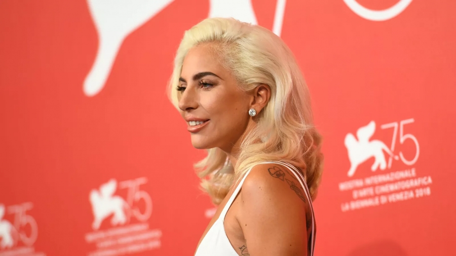 Συγκλονίζει η Lady Gaga: «Με βίασε στα 19 και με παράτησε έγκυο»