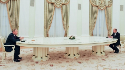 Ανάλυση Forbes: Τα τεράστια τραπέζια του Putin - Τελικά γιατί βάζει τους ηγέτες να κάθονται τόσο μακριά του;