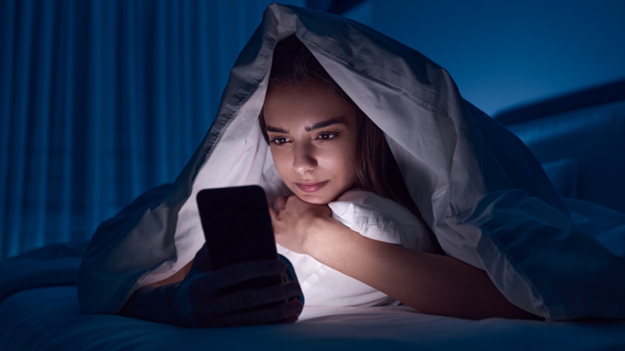 Η σιωπηλή απειλή για τα μάτια τον χειμώνα - Οι φωτεινές οθόνες στο σκοτάδι καταστρέφουν την όραση