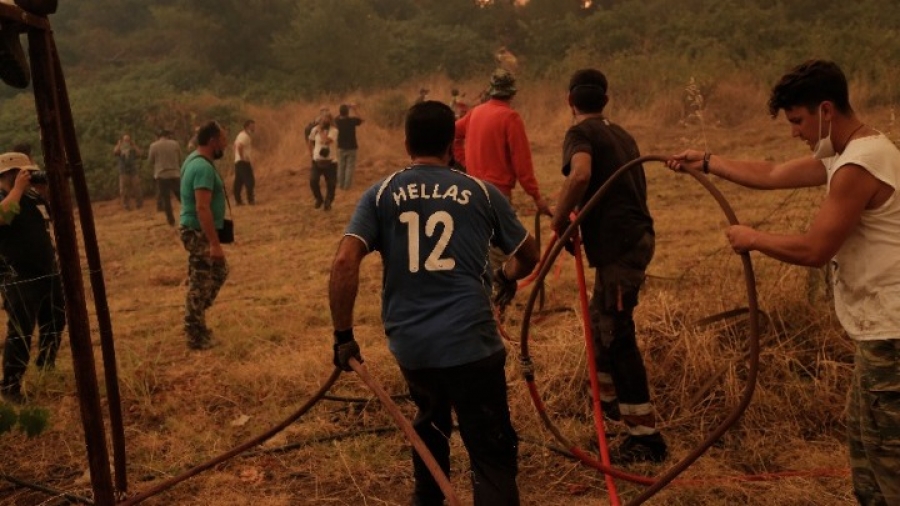 Σε ύφεση οι πυρκαγιές στη Ζάκυνθο - Σκληρή μάχη πυροσβεστών και εθελοντών
