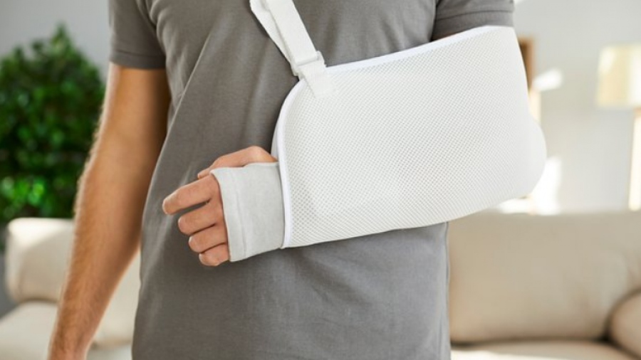 «Δεν μπορώ να δω τι βρίσκεται από κάτω» - Ο άνθρωπος με το μεγαλύτερο πέος στον κόσμο έσπασε το χέρι του