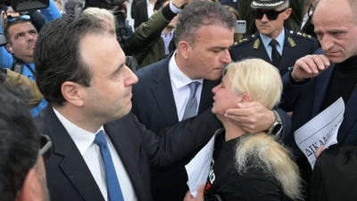 «Κάντε το καθήκον σας»: Ξέσπασε στον υπουργό Δημήτρη Παπαστεργίου μητέρα θύματος στα Τέμπη