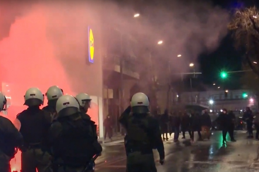 Επεισόδια έξω από τη Γεωπονική - Βόμβες μολότοφ και παρέμβαση της αστυνομίας