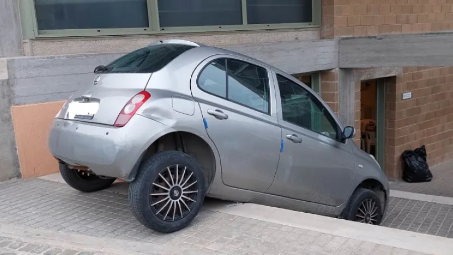 Ένα... ιδιαίτερο παρκάρισμα στο Ηράκλειο - Τρόμαξαν να καταλάβουν στο Πολιτιστικό Κέντρο - Ο οδηγός το άφησε και έφυγε