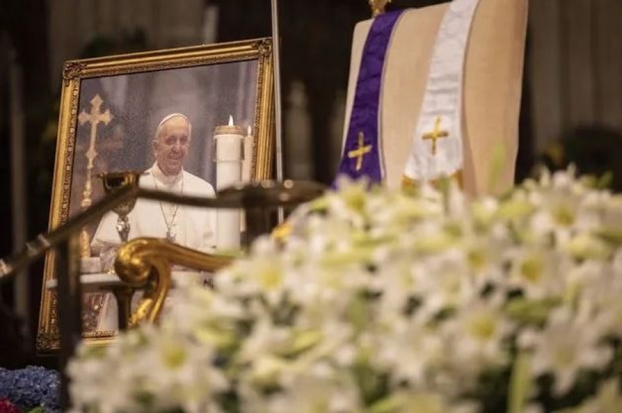 Αθρόα η προσέλευση στο Βατικανό: Περισσότεροι από 128.000 πιστοί απέτισαν ήδη φόρο τιμής στον εκλιπόντα ποντίφικα