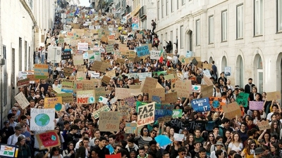 Πορτογαλία: Εκατοντάδες διαδηλωτές σε μεγάλη πορεία στη Λισαβόνα – Εισέβαλαν σε κτίριο που μιλούσε ο υπουργός Οικονομικών