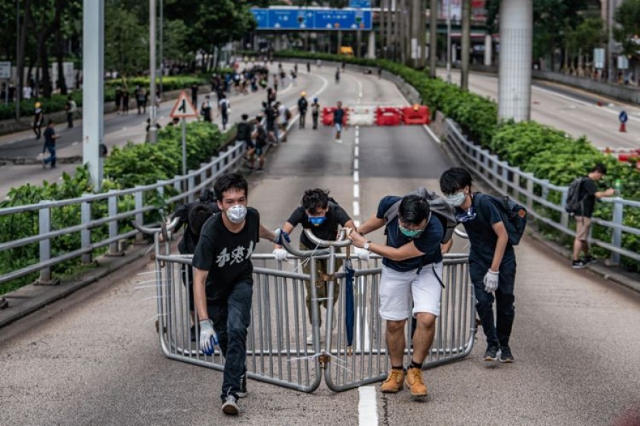 Σε πλήρη παράλυση το Χονγκ Κονγκ - Αρνούνται να υποχωρήσουν οι διαδηλωτές - Δύσκολη η πρόσβαση στο αεροδρόμιο